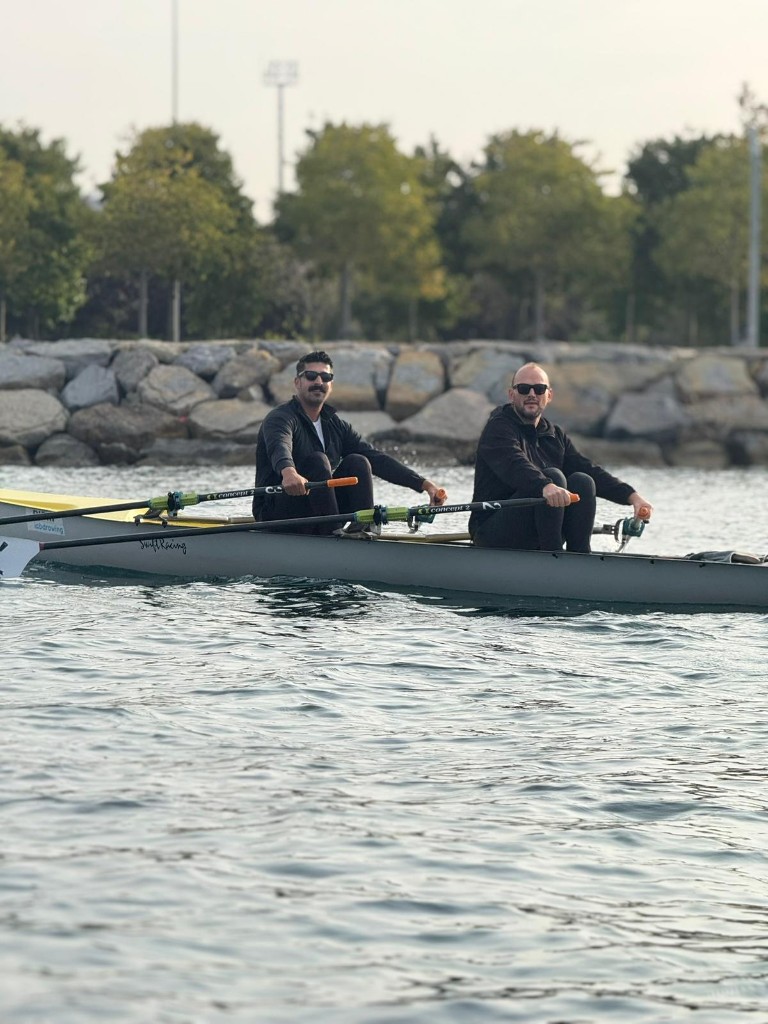 İkili kürek teknesi, kayalık sahil hattı