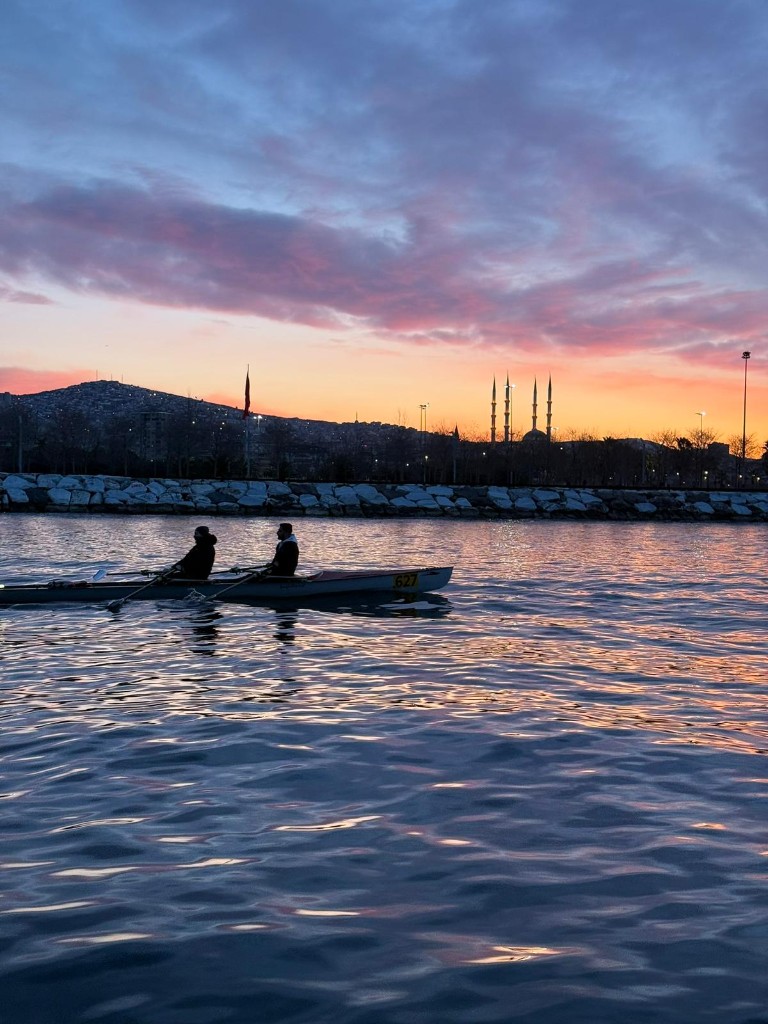 İstanbul gün batımında kürek, silüet
